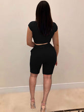 Conjunto deportivo de dos piezas con top corto y pantalones cortos